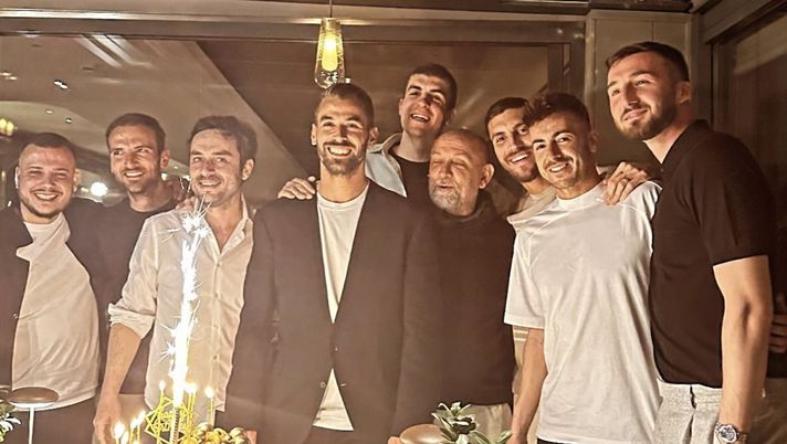 Spinazzola, festa per i 31 anni: lo scatto con i compagni ‘azzurri’ della Roma – FOTO Spinazzola, festa per i 31 anni: lo scatto con i compagni ‘azzurri’ della Roma – FOTO - immagine 1