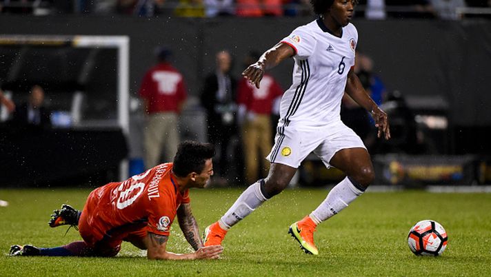 CHICAGO, ILLINOIS - JUNE 22:  Carlos Sanchez of Colombia fights for the ball with Charles Aranguiz of Chile during a Semifinal match between Colombia and Chile at Soldier Field as part of Copa America Centenario US 2016 on June 22, 2016 in Chicago, Illinois, US.  Sanchez was given a yellow card on the play. (Photo by Matt Marton/LatinContent/Getty Images) 
