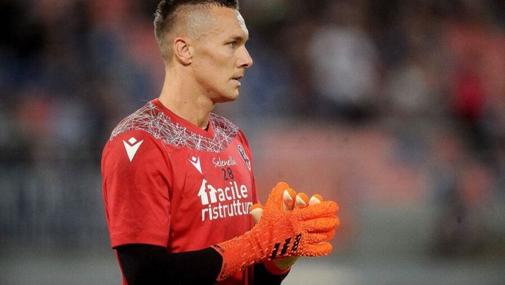 BOLOGNA, ITALY - SEPTEMBER 13: Lukasz Skorupski goalkeeper of Bologna FC looks on during the warm up prior the begining of the Serie A match between Bologna FC and Hellas Verona FC at Stadio Renato Dall'Ara on September 13, 2021 in Bologna, Italy. (Photo by Mario Carlini / Iguana Press/Getty Images) Bologna, novità verso l’Inter: le ultime su Dijks, Arnautovic c’è, Skorupski e i tre rientri - immagine 1