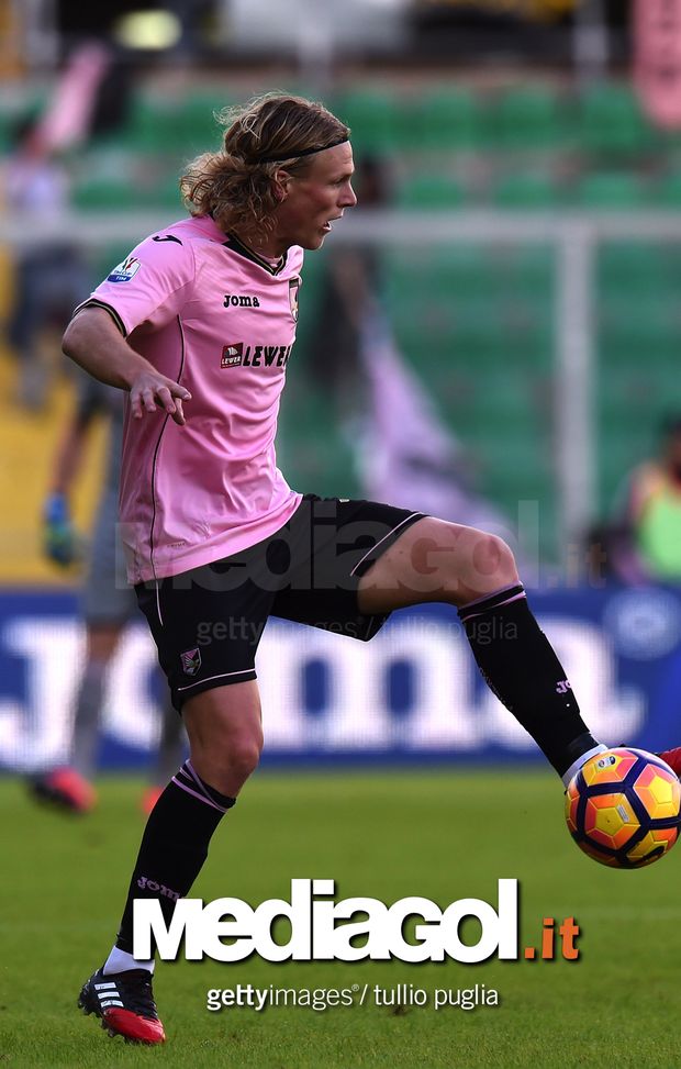 PALERMO, ITALY - NOVEMBER 30:  Oscar Hiljemark of Palermo in action during the TIM Cup match between US Citta di Palermo and AC Spezia at Stadio Renzo Barbera on November 30, 2016 in Palermo, Italy.  (Photo by Tullio M. Puglia/Getty Images) 