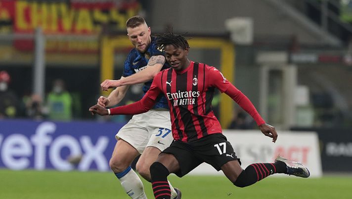 MILAN, ITALY - MARCH 01: Milan Skriniar of FC Internazionale battles for the ball with Rafael Leao of AC Milan during the Coppa Italia Semi Final 1st Leg match between AC Milan and FC Internazionale at Stadio Giuseppe Meazza on March 01, 2022 in Milan, Italy. (Photo by Emilio Andreoli - Inter/Inter via Getty Images) IL VALORE ECONOMICO DI MILAN E INTER