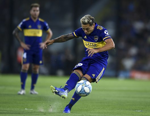 BUENOS AIRES, ARGENTINA - JANUARY 26: Mauro Zarate of Boca Juniors kicks the ball during a match between Boca Juniors and Independiente as part of Superliga 2019/20 at Alberto J. Armando Stadium on January 26, 2020 in Buenos Aires, Argentina. (Photo by Marcelo Endelli/Getty Images) BUENOS AIRES, ARGENTINA - JANUARY 26: Mauro Zarate of Boca Juniors kicks the ball during a match between Boca Juniors and Independiente as part of Superliga 2019/20 at Alberto J. Armando Stadium on January 26, 2020 in Buenos Aires, Argentina. (Photo by Marcelo Endelli/Getty Images)