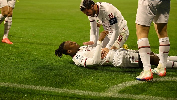 ZAGREB, CROATIA - OCTOBER 25: Rafael Leao of AC Milan celebrates with team-mates after scoring the second goal during the UEFA Champions League group E match between Dinamo Zagreb and AC Milan at Stadion Maksimir on October 25, 2022 in Zagreb, Croatia. (Photo by Claudio Villa/AC Milan via Getty Images) Rafael Leao sempre più rossonero: coro dei tifosi e mano sul cuore - immagine 1