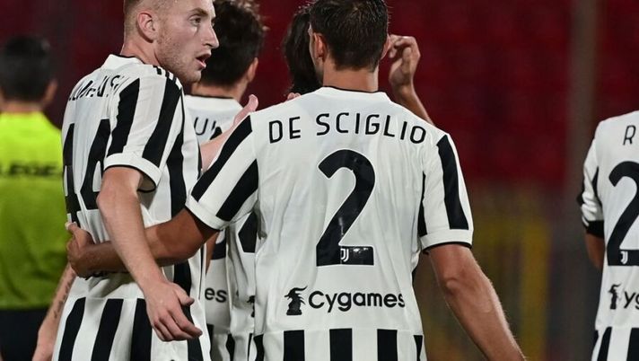 Juventus' Swedish forward Dejan Kulusevski celebrates with teammates after scoring his team second goal during Berluconi's Cup friendly football match between AC Monza and Juventus at the U-Power Stadium in Monza, on July 31, 2021. (Photo by MIGUEL MEDINA / AFP) (Photo by MIGUEL MEDINA/AFP via Getty Images) Tutto sulle amichevoli: Kulusevski e Giroud in gol, Buksa, Aramu, Joao Pedro e chi delude- immagine 1