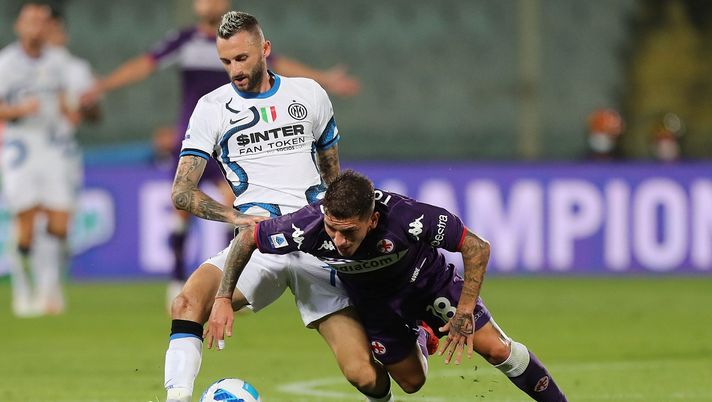 FLORENCE, ITALY - SEPTEMBER 21: Lucas Torreira of ACF Fiorentina battles for the ball with Marcelo Brozovic of FC Internazionale during the Serie A match between ACF Fiorentina v FC Internazionale on September 21 in Florence, Italy. (Photo by Gabriele Maltinti/Getty Images) Inter-Fiorentina, tutte le quote a confronto - immagine 1