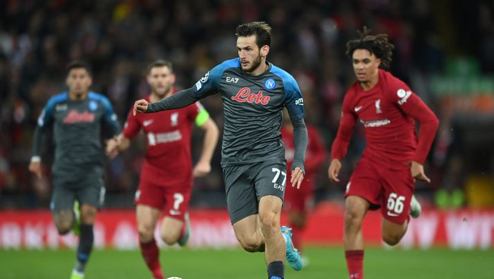LIVERPOOL, ENGLAND - NOVEMBER 01: Khvicha Kvaratskhelia of Napoli runs with the ball from Trent Alexander-Arnold of Liverpool during the UEFA Champions League group A match between Liverpool FC and SSC Napoli at Anfield on November 01, 2022 in Liverpool, England. (Photo by Michael Regan/Getty Images) FOTO Il Napoli chiude primo nonostante il KO: la classifica finale del gruppo A - immagine 1