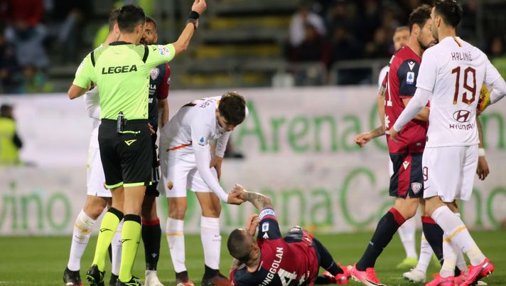 CAGLIARI, ITALY - MARCH 01: Admonition of Radja Nainggolan of Cagliari during the Serie A match between Cagliari Calcio and AS Roma at Sardegna Arena on March 1, 2020 in Cagliari, Italy. (Photo by Enrico Locci/Getty Images) CAGLIARI, ITALY - MARCH 01: Admonition of Radja Nainggolan of Cagliari during the Serie A match between Cagliari Calcio and AS Roma at Sardegna Arena on March 1, 2020 in Cagliari, Italy. (Photo by Enrico Locci/Getty Images)