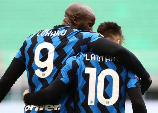 MILAN, ITALY - JANUARY 03: Romelu Lukaku of FC Internazionale celebrates his goal with his team-mate Lautaro Martinez during the Serie A match between FC Internazionale and FC Crotone at Stadio Giuseppe Meazza on January 3, 2021 in Milan, Italy. (Photo by Marco Luzzani/Getty Images) Riecco la LuLa! Ieri Lukaku ha chiamato subito Lautaro: “Ecco cosa si sono detti al telefono”- immagine 2