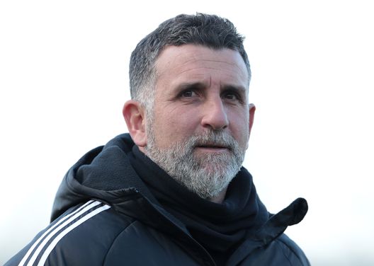 MILAN, ITALY - JANUARY 22: FC Como Women coach Sebastian De La Fuente looks on during the Women Serie A match between FC Internazionale and Como Women at Stadio Breda on January 22, 2023 in Milan, Italy. (Photo by Emilio Andreoli/Getty Images) Fiorentina Femminile, cambio in panchina? Lo scenario di mercato- immagine 2