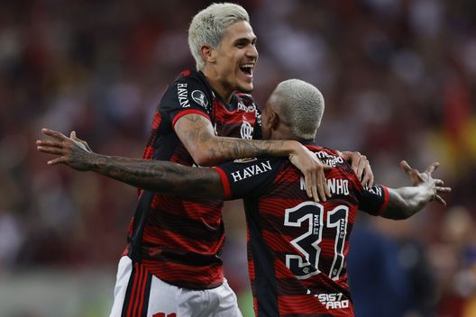 RIO DE JANEIRO, BRAZIL - SEPTEMBER 07: Marinho of Flamengo celebrates with teammate Pedro after scoring the second goal of his team during a Copa CONMEBOL Libertadores 2022 second-leg semifinal match between Flamengo and Velez at Maracana Stadium on September 07, 2022 in Rio de Janeiro, Brazil. (Photo by Buda Mendes/Getty Images) Tite: “Pedro male con la Fiorentina? Non ho mai dubitato, ha grandi capacità”- immagine 2