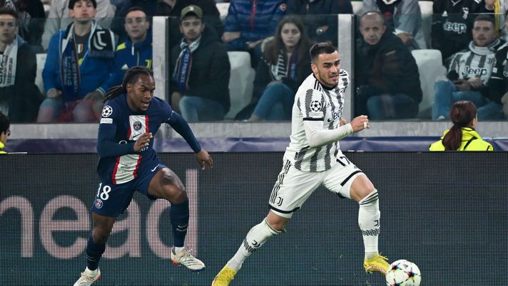 TURIN, ITALY - NOVEMBER 02: Filip Kostic of Juventus battles for the ball with Renato Sanches of Paris Saint-Germain during the UEFA Champions League group H match between Juventus and Paris Saint- Germain at Juventus Stadium on November 02, 2022 in Turin, Italy. (Photo by Daniele Badolato - Juventus FC/Juventus FC via Getty Images) RENATO SANCHES NON PARLA DEL MILAN