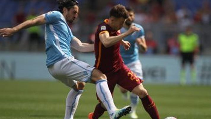 ROME, ITALY - APRIL 03:  Milan Bisevac of SS Lazio competes for the ball with Stephan El Shaarawy (R) of AS Roma during the Serie A match between SS Lazio and AS Roma at Stadio Olimpico on April 3, 2016 in Rome, Italy.  (Photo by Paolo Bruno/Getty Images) 