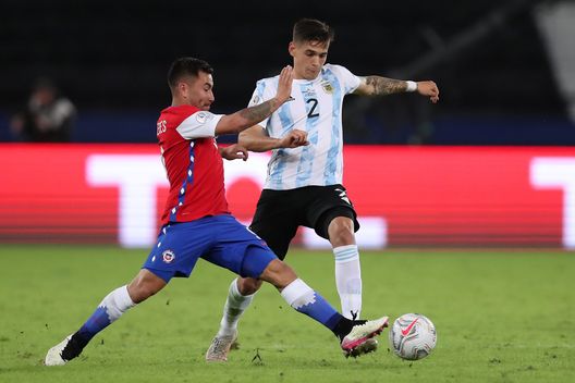 RIO DE JANEIRO, BRAZIL - JUNE 14: Jean Meneses of Chile competes for the ball with Lucas Martinez Quarta of Argentina during a Group A match between Argentina and Chile at Estadio Olímpico Nilton Santos as part of Copa America Brazil 2021 on June 14, 2021 in Rio de Janeiro, Brazil. (Photo by Buda Mendes/Getty Images) RIO DE JANEIRO, BRAZIL - JUNE 14: Jean Meneses of Chile competes for the ball with Lucas Martinez Quarta of Argentina during a Group A match between Argentina and Chile at Estadio Olímpico Nilton Santos as part of Copa America Brazil 2021 on June 14, 2021 in Rio de Janeiro, Brazil. (Photo by Buda Mendes/Getty Images)