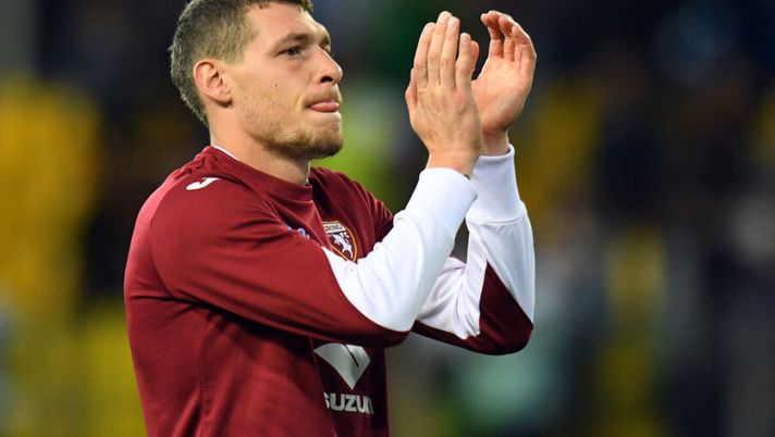 PARMA, ITALY - SEPTEMBER 30: Andrea Belotti of Torino FC greet his fans during the Serie A match between Parma Calcio and Torino FC at Stadio Ennio Tardini on September 30, 2019 in Parma, Italy. (Photo by Alessandro Sabattini/Getty Images) Torino, la verità sullo stop di De Silvestri e le sensazioni per Belotti in vista del Verona - immagine 1