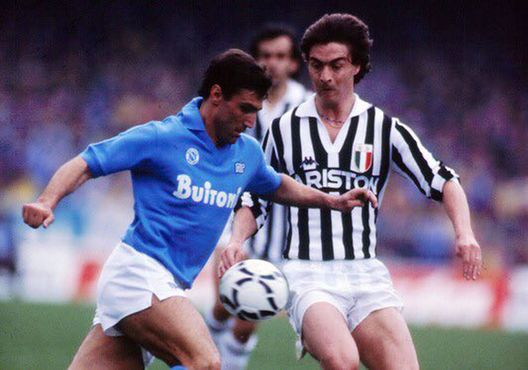Lionello Manfredonia contro Bruno Giordano in un Juve-Napoli Lionello Manfredonia contro Bruno Giordano in un Juve-Napoli