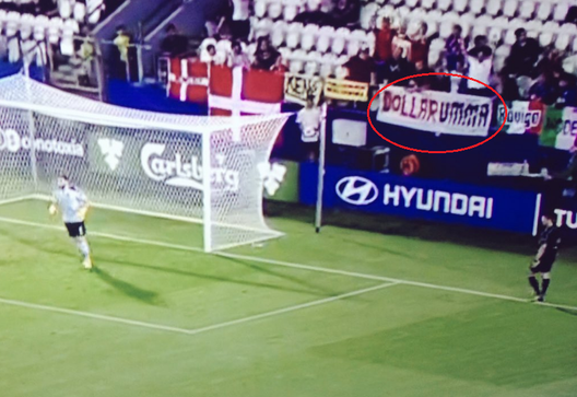 Striscione dietro la porta di Donnarumma in Danimarca-Italia U21 - Foto: Twitter Striscione dietro la porta di Donnarumma in Danimarca-Italia U21 - Foto: Twitter