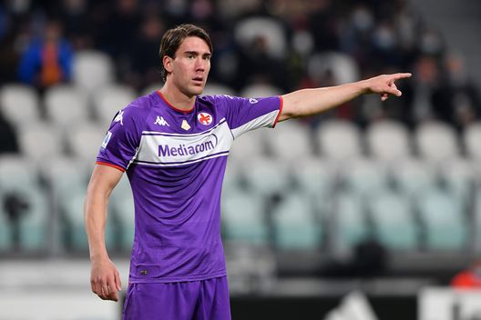 TURIN, ITALY - NOVEMBER 06: Dusan Vlahovic of Fiorentina gives their team instructions during the Serie A match between Juventus FC and ACF Fiorentina at Allianz Stadium on November 06, 2021 in Turin, Italy. (Photo by Chris Ricco/Getty Images) TURIN, ITALY - NOVEMBER 06: Dusan Vlahovic of Fiorentina gives their team instructions during the Serie A match between Juventus FC and ACF Fiorentina at Allianz Stadium on November 06, 2021 in Turin, Italy. (Photo by Chris Ricco/Getty Images)