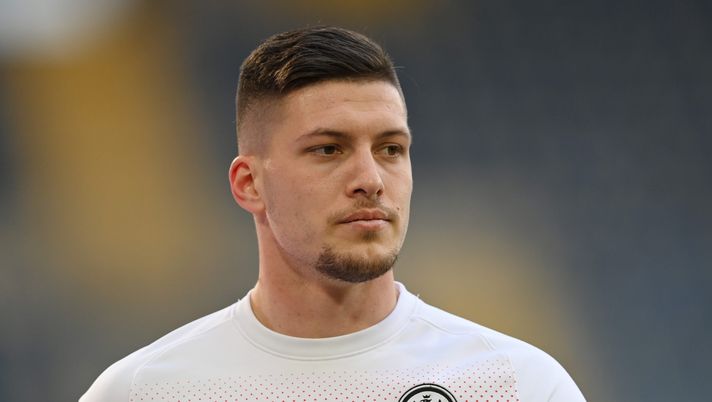 BIELEFELD, GERMANY - JANUARY 23: Luka Jovic of Eintracht Frankfurt looks on during the warm up prior to the Bundesliga match between DSC Arminia Bielefeld and Eintracht Frankfurt at Schueco Arena on January 23, 2021 in Bielefeld, Germany. Sporting stadiums around Germany remain under strict restrictions due to the Coronavirus Pandemic as Government social distancing laws prohibit fans inside venues resulting in games being played behind closed doors. (Photo by Stuart Franklin/Getty Images) VN – Conferme dall’entourage: Jovic a un passo. Ecco quando si chiude - immagine 1