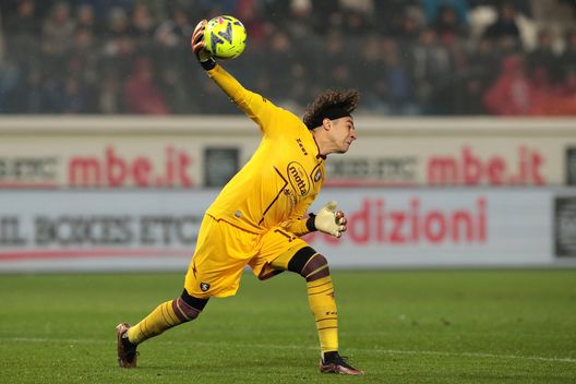 BERGAMO, ITALY - JANUARY 15: Guillermo Ochoa of Salernitana passes the ball during the Serie A match between Atalanta BC and Salernitana at Gewiss Stadium on January 15, 2023 in Bergamo, Italy. (Photo by Emilio Andreoli/Getty Images) Salernitana