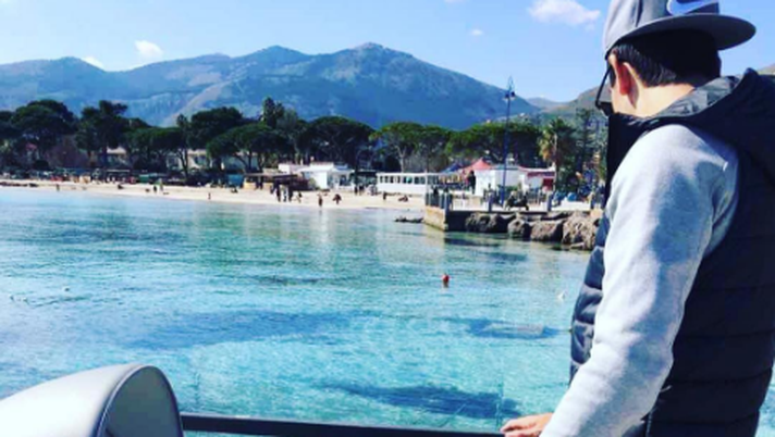 Alexander Trajkovski a Mondello porta a passeggio il figlio. Alexander Trajkovski a Mondello porta a passeggio il figlio.