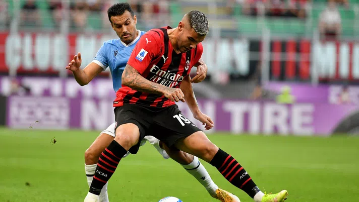 Theo Hernandez e Pedro Rodriguez in un'azione durante Milan-Lazio (Getty Images)