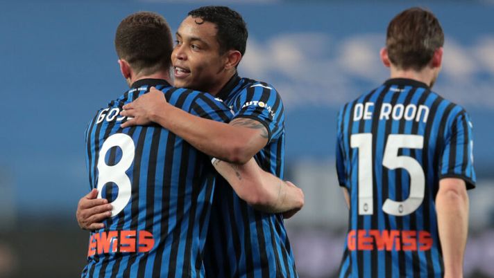 BERGAMO, ITALY - FEBRUARY 06: Luis Muriel of Atalanta B.C. celebrates with team mate Robin Gosens after scoring their side's third goal during the Serie A match between Atalanta BC and Torino FC at Gewiss Stadium on February 06, 2021 in Bergamo, Italy. Sporting stadiums around Italy remain under strict restrictions due to the Coronavirus Pandemic as Government social distancing laws prohibit fans inside venues resulting in games being played behind closed doors. (Photo by Emilio Andreoli/Getty Images) Formazione Atalanta, da Palomino e Maehle a Pessina e Muriel: chi rischia e chi no - immagine 1