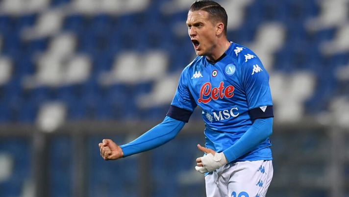 REGGIO NELL'EMILIA, ITALY - MARCH 03: Piotr Zielinski of Napoli celebrates after scoring their team's first goal during the Serie A match between US Sassuolo and SSC Napoli at Mapei Stadium - Città del Tricolore on March 03, 2021 in Reggio nell'Emilia, Italy. Sporting stadiums around Italy remain under strict restrictions due to the Coronavirus Pandemic as Government social distancing laws prohibit fans inside venues resulting in games being played behind closed doors. (Photo by Alessandro Sabattini/Getty Images) Napoli, c’è attesa per gli esami di Zielinski: il verdetto è atteso per oggi - immagine 1