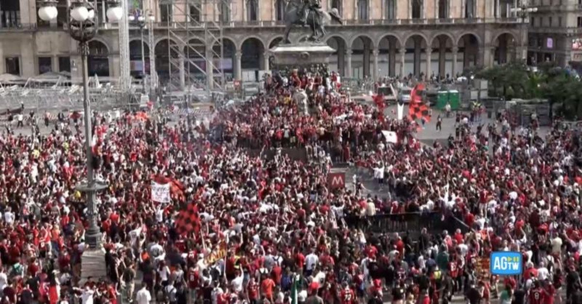 Milan, attesa per il pullman in piazza Duomo: tifosi in festa! | VIDEO