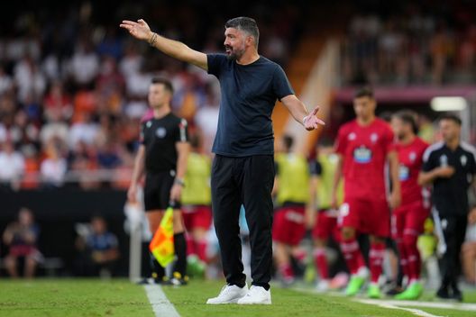 VALENCIA, SPAIN - SEPTEMBER 17: Gennaro Gattuso, Head Coach of Valencia CF reacts during the LaLiga Santander match between Valencia CF and RC Celta at Estadio Mestalla on September 17, 2022 in Valencia, Spain. (Photo by Aitor Alcalde/Getty Images) Valencia, Diakhaby prende il rosso dalla panchina e… Gattuso prende a calci la borsa frigo - immagine 1