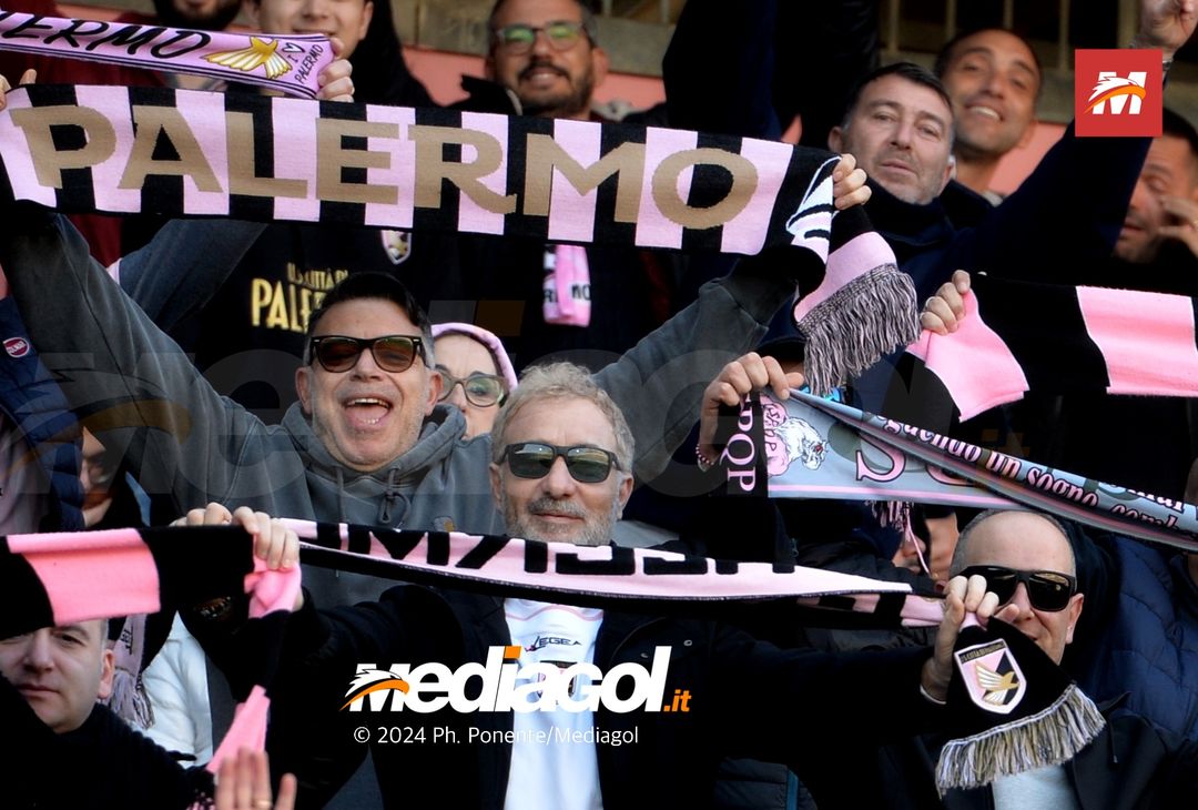FOTOTIFO Palermo-Como 3-0, gli scatti ai tifosi al “Renzo Barbera” (GALLERY) - immagine 14