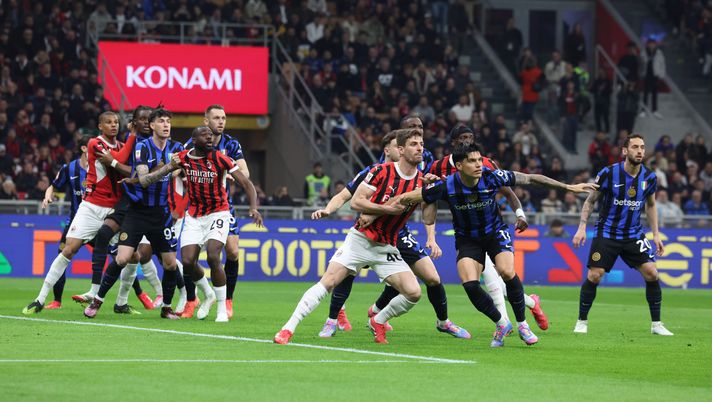 MILAN, ITALY - APRIL 02: Matteo Gabbia of AC Milan competes for the ball with Joaquin Correa of FC Internazionale during the coppa Italia Semi Final match between AC Milan and FC Internazionale at Stadio Giuseppe Meazza on April 02, 2025 in Milan, Italy. (Photo by Claudio Villa/AC Milan via Getty Images) De Vecchi: “Domani il Milan si gioca tutto, lo vedo meglio dell’Inter…” - immagine 1