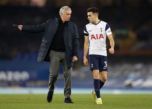 LIVERPOOL, ENGLAND - APRIL 16: Jose Mourinho, Manager of Tottenham Hotspur speaks to Sergio Reguilon of Tottenham Hotspur as they leave the field of play for the half-time break during the Premier League match between Everton and Tottenham Hotspur at Goodison Park on April 16, 2021 in Liverpool, England. Sporting stadiums around the UK remain under strict restrictions due to the Coronavirus Pandemic as Government social distancing laws prohibit fans inside venues resulting in games being played behind closed doors. (Photo by Clive Brunskill/Getty Images) Reguilón racconta… lo Special Mou: “Sapeva che ero solo a Natale e mi ha fatto trovare un maialino cotto…”- immagine 2