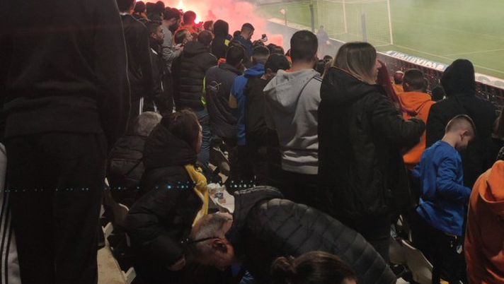 Derby di Nicosia, il primo dei 4 gol dell’Apoel: in campo non si vede più nulla… - immagine 1