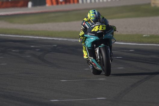 VALENCIA, SPAIN - NOVEMBER 13: Valentino Rossi of Italy and Petronas Yamaha SRT heads down a straight during the MotoGP of Comunitat Valenciana: Qualifying at Ricardo Tormo Circuit on November 13, 2021 in Valencia, Spain. (Photo by Mirco Lazzari gp/Getty Images) VALENCIA, SPAIN - NOVEMBER 13: Valentino Rossi of Italy and Petronas Yamaha SRT heads down a straight during the MotoGP of Comunitat Valenciana: Qualifying at Ricardo Tormo Circuit on November 13, 2021 in Valencia, Spain. (Photo by Mirco Lazzari gp/Getty Images)