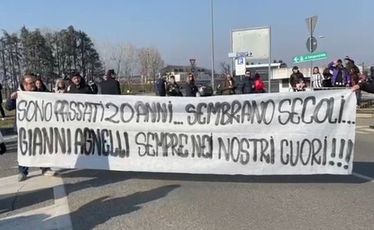 Juve-Monza, i tifosi vicini ai bianconeri: gli striscioni fuori dallo Stadium- immagine 3
