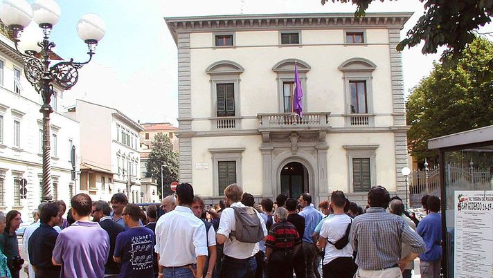 FLORENCE - AUGUST 01: AC Fiorentina fans gather outside of the team's headquarters to hear the news that their club has been relegated from Serie B due to financial problems and will cease to exist. A new club will be formed to replace AC Fiorentina in Serie C for the 2002/03 season. The headquarters are based in Florence, Italy on August 2, 2002. (Photo by Grazia Neri/Getty Images) FLORENCE - AUGUST 01: AC Fiorentina fans gather outside of the team's headquarters to hear the news that their club has been relegated from Serie B due to financial problems and will cease to exist. A new club will be formed to replace AC Fiorentina in Serie C for the 2002/03 season. The headquarters are based in Florence, Italy on August 2, 2002. (Photo by Grazia Neri/Getty Images)