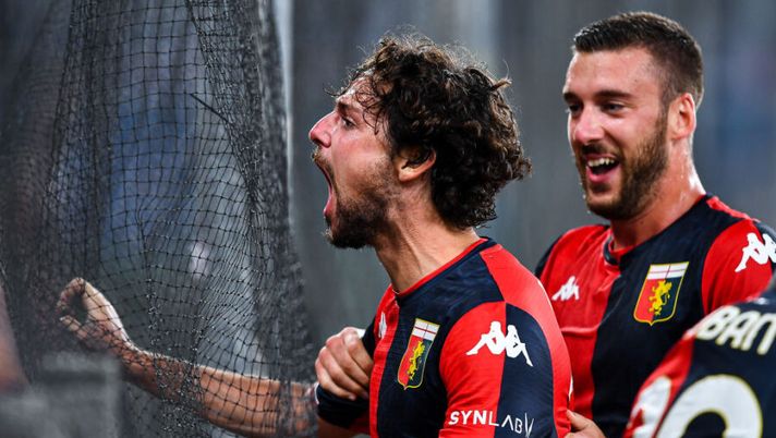 GENOA, ITALY - SEPTEMBER 25: Mattia Destro of Genoa (L) celebrates with his team-mate Mattia Bani after scoring a goal during the Serie A match between Genoa CFC and Hellas Verona FC at Stadio Luigi Ferraris on September 25, 2021 in Genoa, Italy. (Photo by Getty Images) Destro, offerta arrivata per restare in Serie A. Sky: “C’è anche un altro nome dal Genoa” - immagine 1