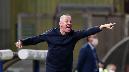 BENEVENTO, ITALY - OCTOBER 03: Massimiliano Alvini Perugia coach gestures during the Serie B match between Benevento and Perugia at Stadio Ciro Vigorito on October 03, 2021 in Benevento, Italy. (Photo by Francesco Pecoraro/Getty Images)