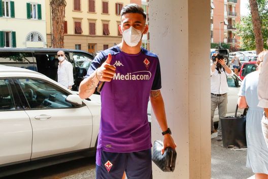 GERMOGLI PH: 2 AGOSTO 2021 FIRENZE ARRIVO DEL NUOVO GIOCATORE DELLA FIORENTINA NICOLAS GONZALEZ NELLA FOTO ARRIVO ALLA SYNLAB PER TAMPONE E VISITE SPORTIVE GERMOGLI PH: 2 AGOSTO 2021 FIRENZE ARRIVO DEL NUOVO GIOCATORE DELLA FIORENTINA NICOLAS GONZALEZ NELLA FOTO ARRIVO ALLA SYNLAB PER TAMPONE E VISITE SPORTIVE