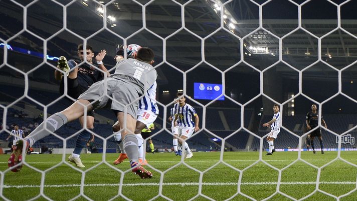 PORTO, PORTUGAL - DECEMBER 01: Agustin Marchesin of FC Porto in action during the UEFA Champions League Group C stage match between FC Porto and Manchester City at Estadio do Dragao on December 1, 2020 in Porto, Portugal. Sporting stadiums around Portugal remain under strict restrictions due to the Coronavirus Pandemic as Government social distancing laws prohibit fans inside venues resulting in games being played behind closed doors. (Photo by Octavio Passos/Getty Images) PORTO, PORTUGAL - DECEMBER 01: Agustin Marchesin of FC Porto in action during the UEFA Champions League Group C stage match between FC Porto and Manchester City at Estadio do Dragao on December 1, 2020 in Porto, Portugal. Sporting stadiums around Portugal remain under strict restrictions due to the Coronavirus Pandemic as Government social distancing laws prohibit fans inside venues resulting in games being played behind closed doors. (Photo by Octavio Passos/Getty Images)