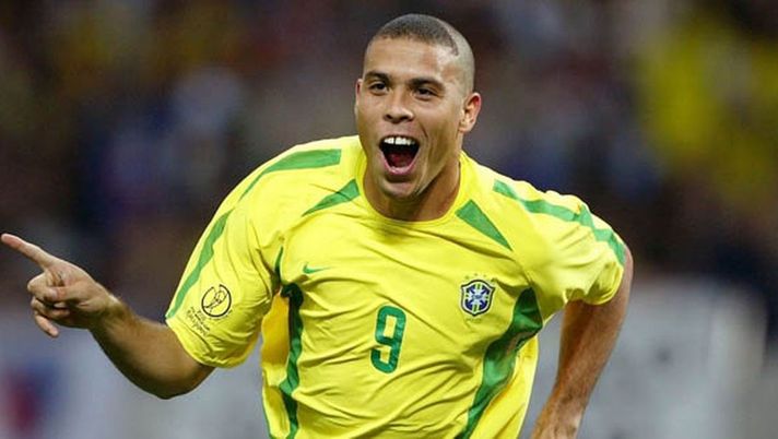 Brasile, 19 anni dopo Richarlison replica il bizzarro taglio di capelli di Ronaldo - immagine 1