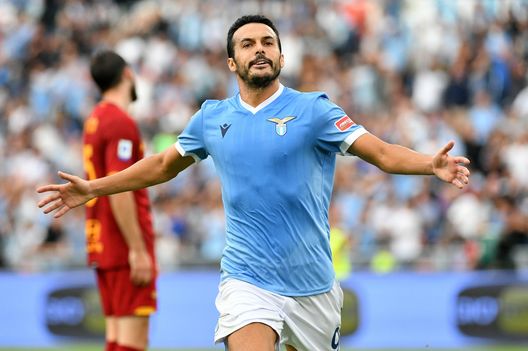 Pedro esulta per il gol del 2-0 nel Derby Pedro