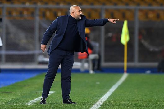 LECCE, ITALY - FEBRUARY 02: Fabio Liverani US Lecce coach gestures during the Serie A match between US Lecce and Torino FC at Stadio Via del Mare on February 02, 2020 in Lecce, Italy. (Photo by Francesco Pecoraro/Getty Images) LECCE, ITALY - FEBRUARY 02: Fabio Liverani US Lecce coach gestures during the Serie A match between US Lecce and Torino FC at Stadio Via del Mare on February 02, 2020 in Lecce, Italy. (Photo by Francesco Pecoraro/Getty Images)