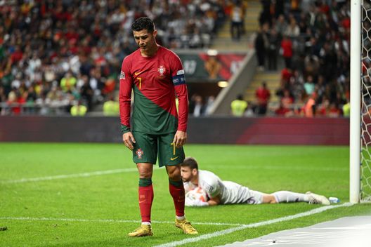 BRAGA, PORTUGAL - SEPTEMBER 27: Cristiano Ronaldo of Portugal reacts after Unai Simon of Spain makes a save during the UEFA Nations League League A Group 2 match between Portugal and Spain at Estadio Municipal de Braga on September 27, 2022 in Braga, Portugal. (Photo by Octavio Passos/Getty Images) L’autunno di CR7: ha chiesto aiuto a uno psicologo ed ha penalizzato il Portogallo in campo - immagine 1