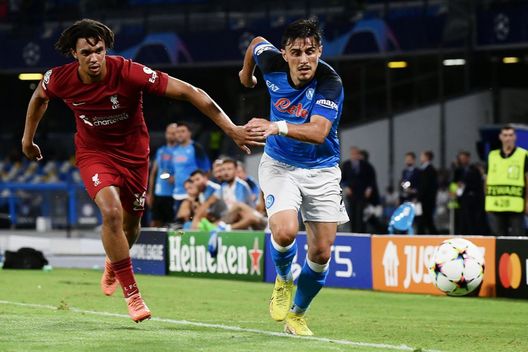Liverpool's English defender Trent Alexander-Arnold (L) fights for the ball with Napoli's Macedonian midfielder Eljif Elmas during the UEFA Champions League Group A first leg football match between SSC Napoli and Liverpool FC at the Diego Armando Maradona Stadium in Naples on September 7, 2022. (Photo by Filippo MONTEFORTE / AFP) (Photo by FILIPPO MONTEFORTE/AFP via Getty Images) Carragher, tackle su Klopp: “Il Liverpool difende come i bambini, rischia di non passare il girone” - immagine 1