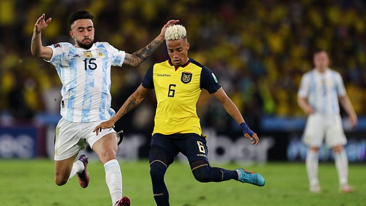 GUAYAQUIL, ECUADOR - MARCH 29: Byron Castillo of Ecuador fights for the ball with Nicolás González of Argentina during the FIFA World Cup Qatar 2022 qualification match between Ecuador and Argentina at Estadio Monumental Banco Pichincha on March 29, 2022 in Guayaquil, Ecuador. (Photo by Jose Jacome - Pool/Getty Images) ECUADOR OK AI MONDIALI