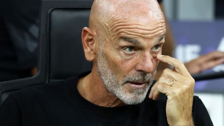 MILAN, ITALY - AUGUST 27: Stefano Pioli, Head Coach of AC Milan looks on prior to the Serie A match between AC Milan and Bologna FC at Stadio Giuseppe Meazza on August 27, 2022 in Milan, Italy. (Photo by Marco Luzzani/Getty Images) Pioli: “De Ketelaere per me non è un mistero, problema vostro! Theo rientra, Giroud e Leao…” - immagine 1