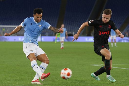 ROME, ITALY - SEPTEMBER 30: Felipe Anderson of SS Lazio crosses the ball whilst under pressure from Dmitri Rybchinsky of Lokomotiv Moscow during the UEFA Europa League group E match between SS Lazio and Lokomotiv Moskva at Olimpico Stadium on September 30, 2021 in Rome, Italy. (Photo by Paolo Bruno/Getty Images) ROME, ITALY - SEPTEMBER 30: Felipe Anderson of SS Lazio crosses the ball whilst under pressure from Dmitri Rybchinsky of Lokomotiv Moscow during the UEFA Europa League group E match between SS Lazio and Lokomotiv Moskva at Olimpico Stadium on September 30, 2021 in Rome, Italy. (Photo by Paolo Bruno/Getty Images)
