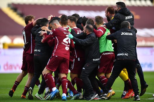 TURIN, ITALY - MARCH 17: Simone Zaza (obscure) of Torino F.C. celebrates with team mates after scoring his sides third goal during the Serie A match between Torino FC and US Sassuolo at Stadio Olimpico di Torino on March 17, 2021 in Turin, Italy. Sporting stadiums around Italy remain under strict restrictions due to the Coronavirus Pandemic as Government social distancing laws prohibit fans inside venues resulting in games being played behind closed doors. (Photo by Valerio Pennicino/Getty Images) TURIN, ITALY - MARCH 17: Simone Zaza (obscure) of Torino F.C. celebrates with team mates after scoring his sides third goal during the Serie A match between Torino FC and US Sassuolo at Stadio Olimpico di Torino on March 17, 2021 in Turin, Italy. Sporting stadiums around Italy remain under strict restrictions due to the Coronavirus Pandemic as Government social distancing laws prohibit fans inside venues resulting in games being played behind closed doors. (Photo by Valerio Pennicino/Getty Images)