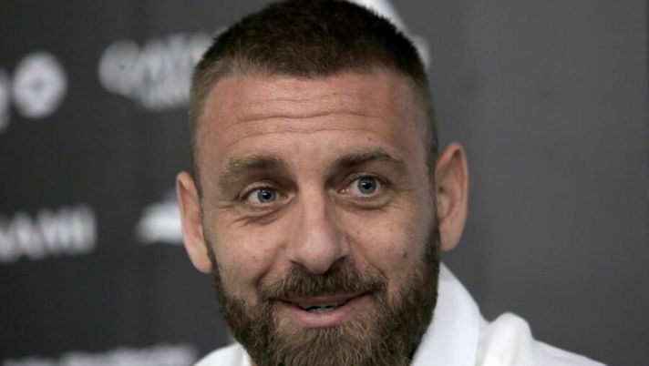 Veteran former Italy international Daniele De Rossi gestures during a press conference in Buenos Aires, Argentina, on December 6, 2020, where he announced his retirement from football, just six months after joining Argentine giants Boca Juniors. - De Rossi played only seven matches for the Buenos Aires outfit, scoring once, but said he needed to return home for family reasons. (Photo by Enrique SANTOS / AFP) (Photo by ENRIQUE SANTOS/AFP via Getty Images) De Rossi: “La Roma ha un talento forte, sa sempre cosa fare con il pallone” - immagine 1